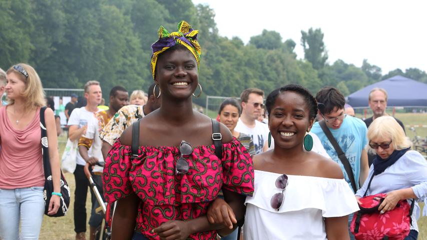 So bunt! Das Afrika-Festival unter der Theodor-Heuss-Brücke
