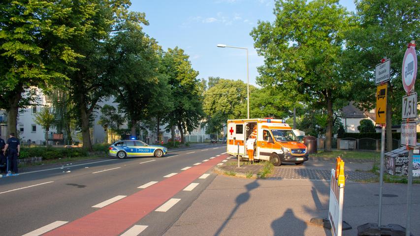 Auto prallt in der Wallensteinstraße gegen Baum