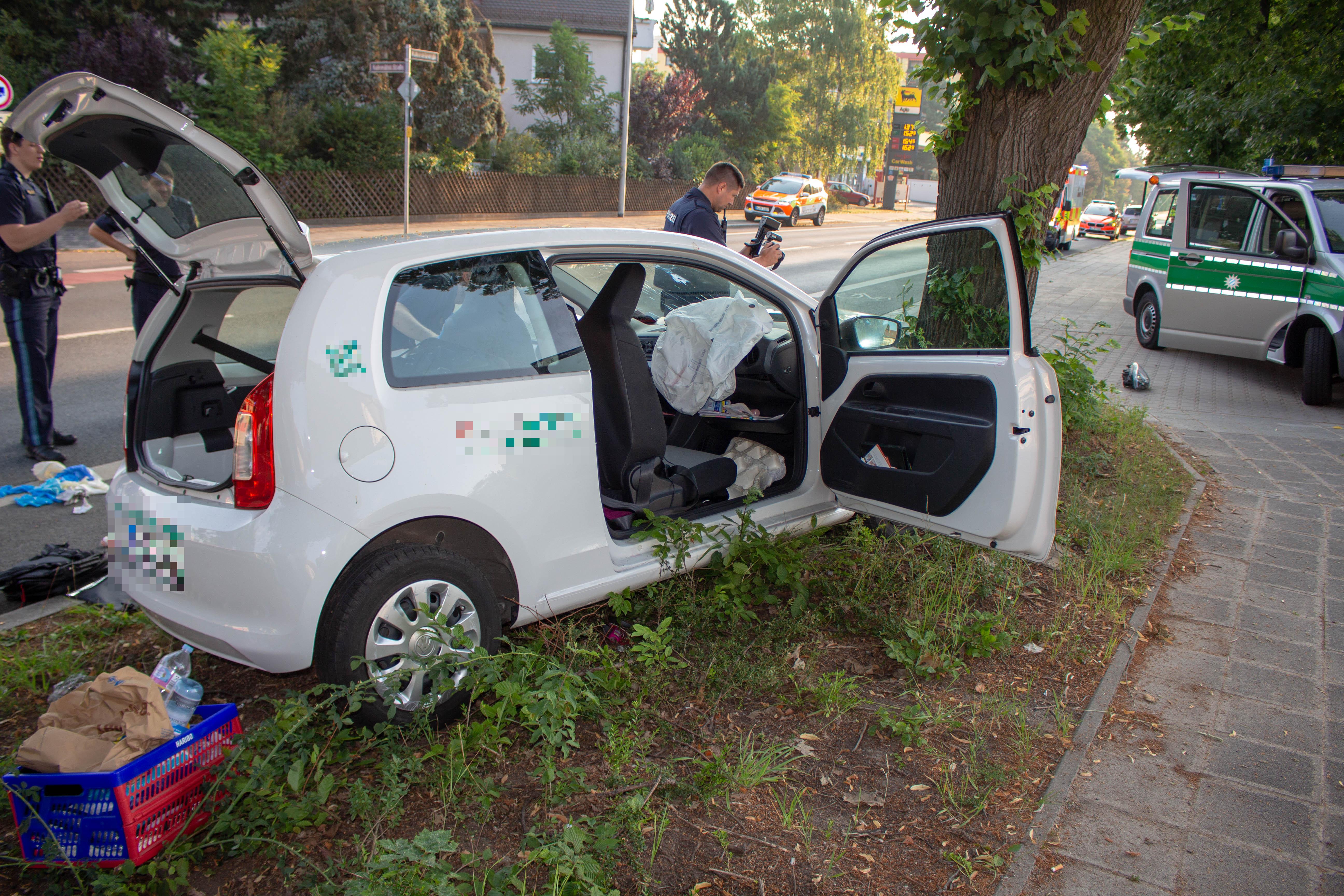 Auto Prallt In Der Wallensteinstraße Gegen Baum | Nordbayern