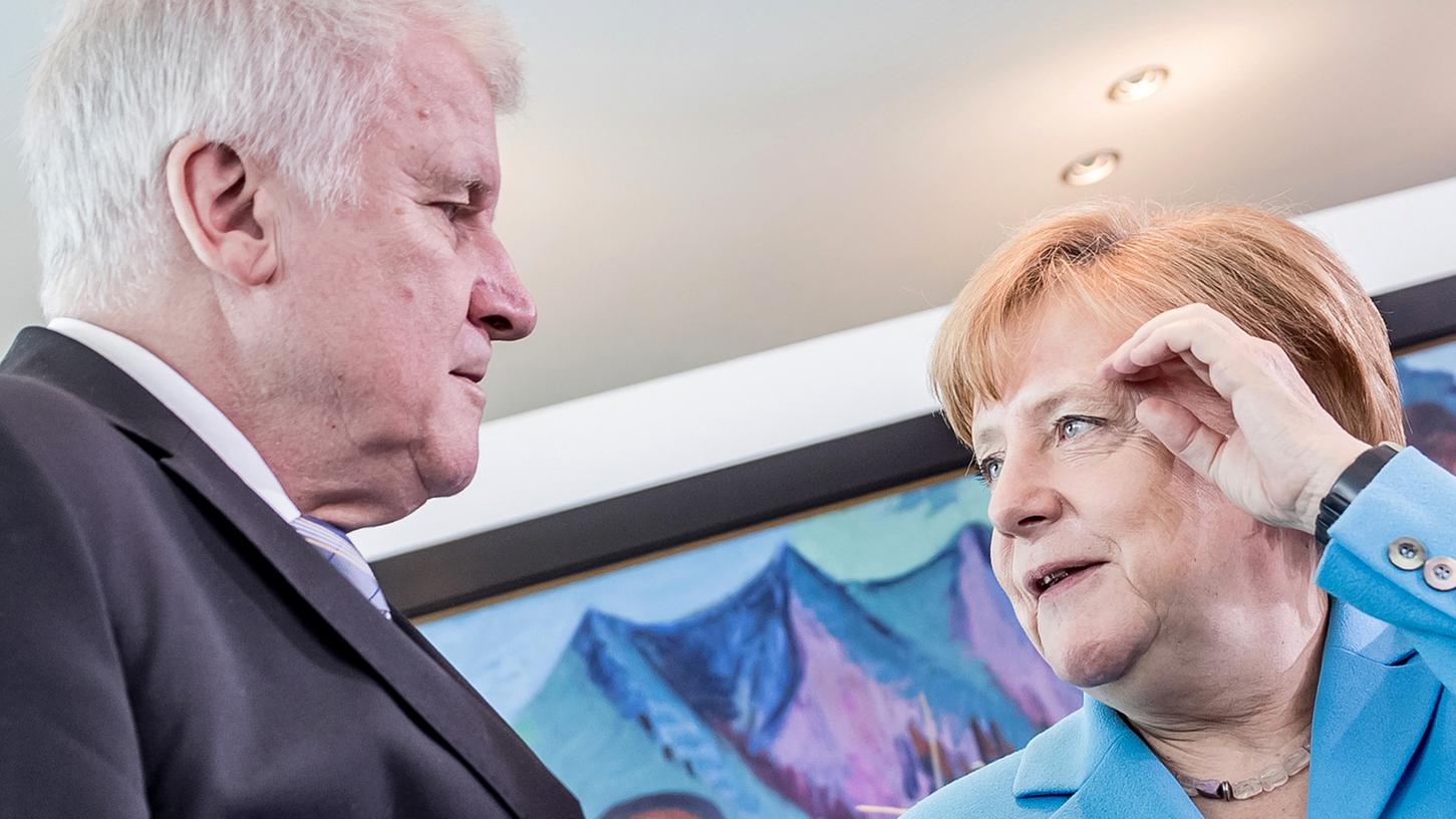 Seehofer will Asylsuchende an der Grenze abweisen, Merkel nicht. Das sorgt für Streit.