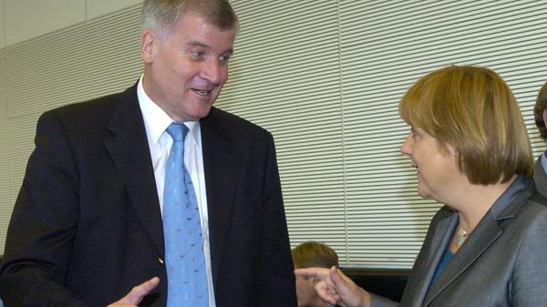 Im Jahr 2004 ist die Union schon geraume Zeit in der Opposition, ein Ende des SPD-Kanzlers Gerhard Schröder scheint so schnell nicht in Sicht. Angela Merkel hat das Ende ihrer Regierungskarriere nicht geschadet, ganz im Gegenteil. Inzwischen ist sie Fraktions- und Parteivorsitzende, gleichzeitig Oppositionsführerin, und damit die mächtigste Figur in der Union. Für Horst Seehofer ist es nicht ganz so gut gelaufen, er ist nur noch Fraktionsvize. Dann kracht es erstmals zwischen Merkel und Seehofer. Die damals noch offen neoliberal auftretende Fraktionschefin befürwortet in der Gesundheitspolitik, eigentlich der fachlichen Domäne des Bayern, die sogenannte "Kopfprämie". Horst Seehofer will das nicht mitmachen. Er tritt unter Protest zurück. Sie macht keine allzu großen Anstalten, ihn zu halten. Zwischenzeitlich sieht es so aus, als könne Seehofer ganz auf die Politik verzichten.