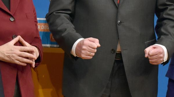 Zweieinhalb Jahre hat sich Seehofer an ihrer Flüchtlingspolitik abgearbeitet, hat er die Kanzlerin angegriffen, ihr wütende Briefe geschrieben, mit Verfassungsklage gedroht (obwohl seine Partei der Regierung Merkel angehört), ihr unterstellt, sie schaffe eine "Herrschaft des Unrechts". Im Februar 2017 wirft Seehofer das Ruder plötzlich herum, lädt Merkel und die CDU nach München zu Gesprächen und tut, als habe es den schmutzigen Scheidungskrieg nie gegeben. Seehofer, der die Kanzlerin über Jahre bekämpft hat, will mit ihr in den Wahlkampf ziehen. Es kommt zu einer legendären Pressekonferenz. Seehofer beschwört die Harmonie, Merkels Mimik aber macht klar, dass sie ihm nicht traut.
