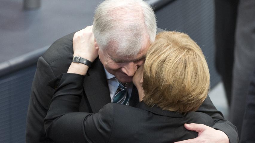 Während Sozialdemokraten vom ersten Moment der Parteimitgliedschaft an zueinander "Du" sagen dürfen und selbst in der CSU ab einer gewissen Ebene das Duzen durchaus üblich ist, ist das bei der CDU nicht der Regelfall. Dort herrscht zunächst das "Sie". Bei Seehofer und Merkel war es 2008 so weit. Seitdem sagen sie "Horst" und "Angela" zueinander. Seehofer hatte gerade das Kabinett verlassen, um Ministerpräsident in Bayern und CSU-Vorsitzender zu werden. Passiert sein soll es bei einem vertraulichen Gespräch in Berlin. Zumindest als Chefs von Schwesterparteien standen sie jetzt auf derselben Ebene. Rein menschlich hat das "Du" offensichtlich nicht viel gebracht. Ganz im Gegenteil. Von 2008 an hat sich die Beziehung rapide verschlechtert.