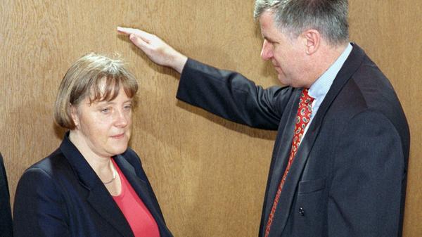 Am 18. Januar 1991 wird die bundesweit kaum bekannte Angela Merkel zur Ministerin für Frauen und Senioren ernannt. Seehofer gehört da schon im zweiten Jahr der Bundesregierung an – allerdings nur als Staatssekretär im Arbeitsministerium. Der altgediente Parteisoldat (seit 1969 in der Jungen Union) hat damit trotz seiner langjährigen Erfahrung einen schlechteren Posten als die Frau aus dem Osten. Zwar zieht er später gleich, als er Gesundheitsminister wird. Aber ein deutlicher Rangunterschied kennzeichnet weite Strecken der Beziehung. In den ersten gemeinsamen Jahren ist übrigens nicht viel von irgendwelchen Kontakten zwischen den beiden überliefert. Sie arbeiten weitgehend nebeneinander her.