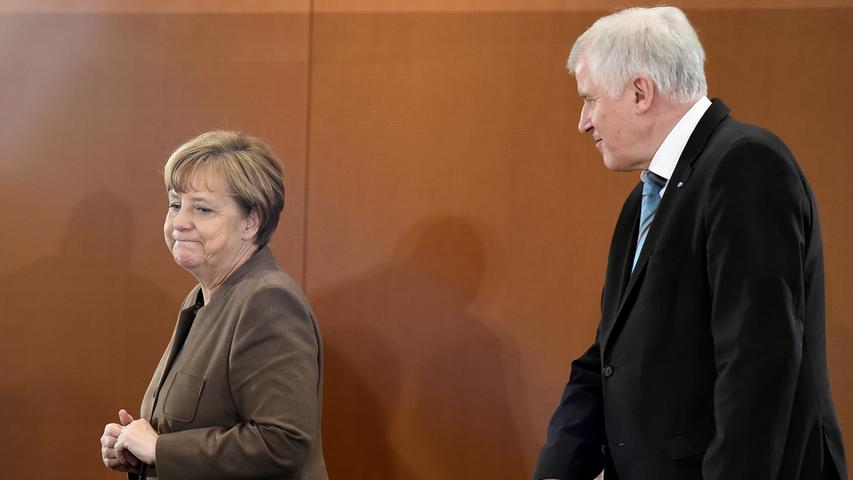 Wann es zum endgültigen Vertrauensverlust zwischen beiden kam, lässt sich terminieren. Es war am 4. September 2015, als Angela Merkel entschied, in Ungarn festsitzende syrische Flüchtlinge dürfen nach Deutschland reisen. Die Folgen dieser überraschenden Aktion betrafen in erster Linie Bayern, weil die meisten Menschen dort ankamen. Doch es gab im entscheidenden Moment kein Gespräch der Kanzlerin mit dem Ministerpräsidenten. Die Gründe dafür sind nicht abschließend geklärt. Aus Berlin hört man, Seehofer sei nicht erreichbar gewesen. Der CSU-Vorsitzende hingegen sah sich ohne Not in einer der wichtigsten politischen Fragen übergangen.