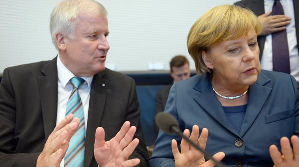 Der aktuelle Machtkampf ist nicht der erste, den Horst Seehofer mit Angela Merkel ausfechtet, wohl aber der brutalste. Dagegen nimmt sich die Auseinandersetzung um die Ausländermaut fast harmlos aus. Doch auch die hatte es in sich. Die CSU wollte 2013 die Maut, Merkel wollte sie nicht. Die CSU beharrte darauf. Merkel goss ihre Ablehnung in den kühlen Satz: "Mit mir wird es keine Pkw-Maut geben." Seehofer konterte, ohne die Maut werde er keinen Koalitionsvertrag unterschreiben. Die Maut kam in den Koalitionsvertrag; und auch wenn sie bis heute nicht in die Praxis umgesetzt ist und jetzt Infrastrukturabgabe heißt, ausformuliert ist sie längst.
