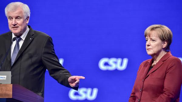 Im Umgang mit politischen Freunden kennt Horst Seehofer keine Gnade. Seine Münchner Parteifreunde wissen das seit Langem; Angela Merkel weiß es spätestens seit dem 20. November 2015. An jenem Tag hatte sie sich den Delegierten des CSU-Parteitages gestellt, kurz nach dem Beginn der Flüchtlingskrise, und ihre Position verteidigt. Wie üblich trat Seehofer zu ihr ans Mikrofon, mit Blumen in der Hand. Doch dann redete Seehofer. Eine gute Viertelstunde lang kanzelte er die Kanzlerin ab, die wie ein Schulmädchen hilflos neben ihm stehen bleiben und zuhören musste. Merkel verschwand grußlos durch einen Seiteneingang aus der Halle, als die Tiraden Seehofers endlich ein Ende gefunden hatten.