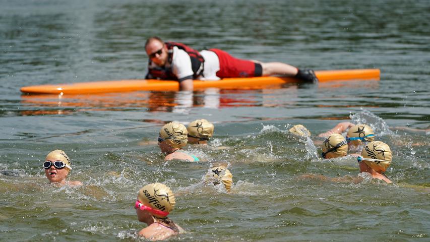 Schwitzen, schwimmen, jubeln: Die Bilder vom Rothsee-Triathlon-Samstag!