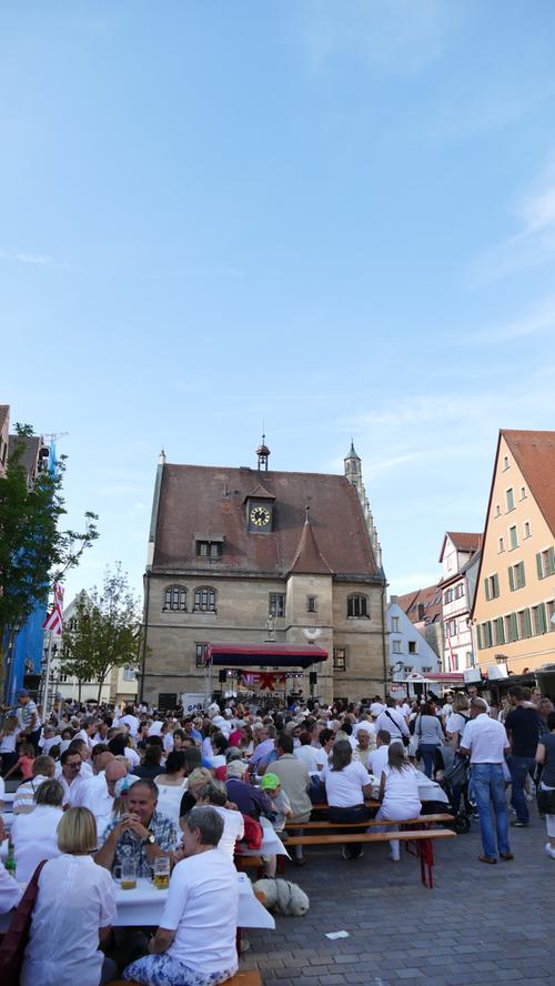 Ganz in Weiß: Der Weißenburger Marktplatz wurde zur Partymeile