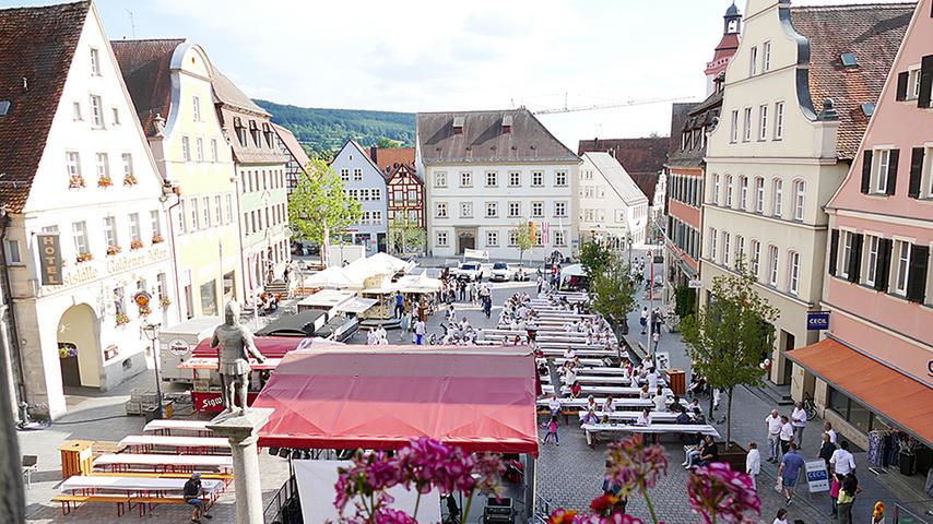 Ganz in Weiß: Der Weißenburger Marktplatz wurde zur Partymeile