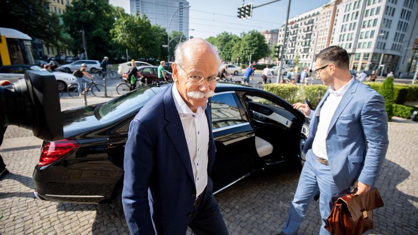 Mercedes-Chef Dieter Zetsche wird sogar ins Bundesverkehrsministerium zitiert.