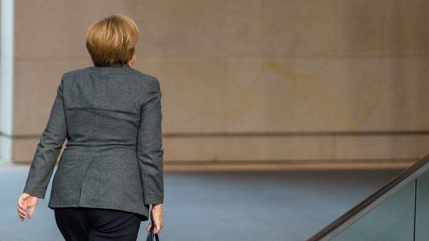Zeitweise ist Angela Merkel sogar in der CDU isoliert.