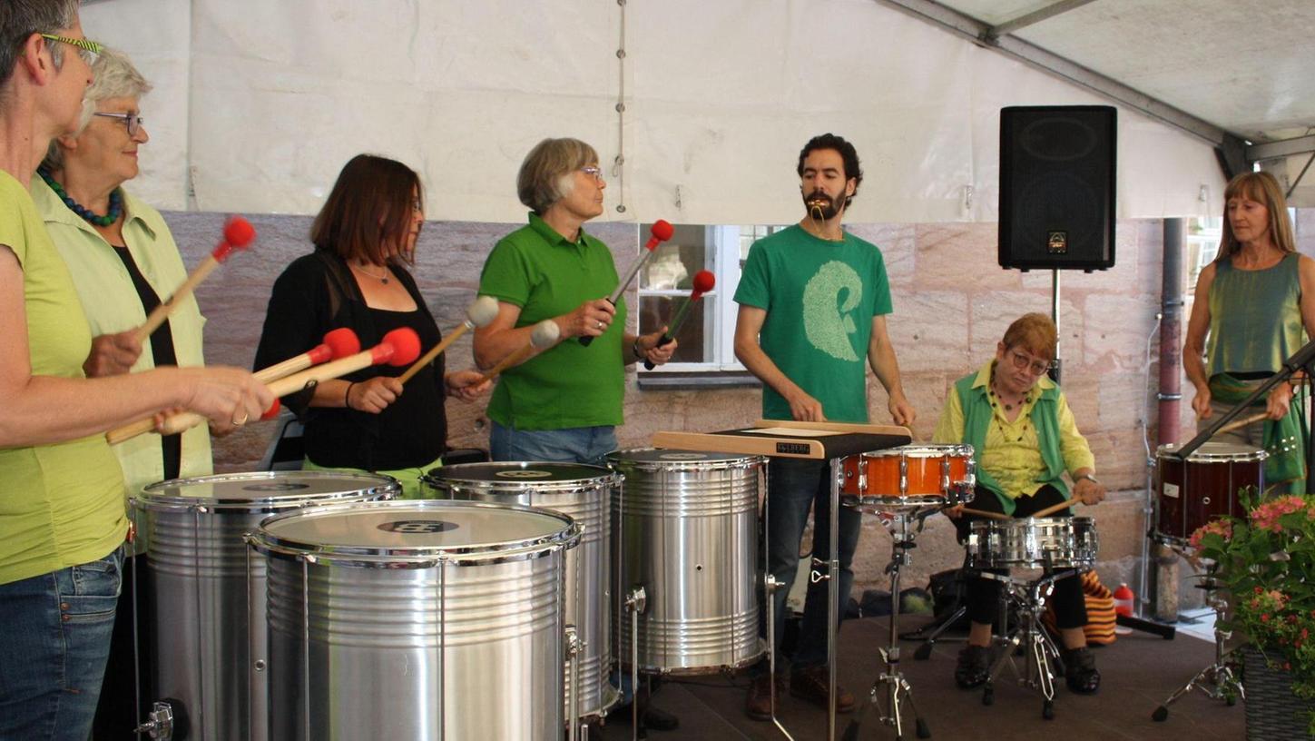 Die achtköpfige Trommelgruppe „Sambanesen“ sorgte im Zelt im Hof des Alten DG für die richtige Stimmung bei der Einweihung der Schwabacher Musikschule.