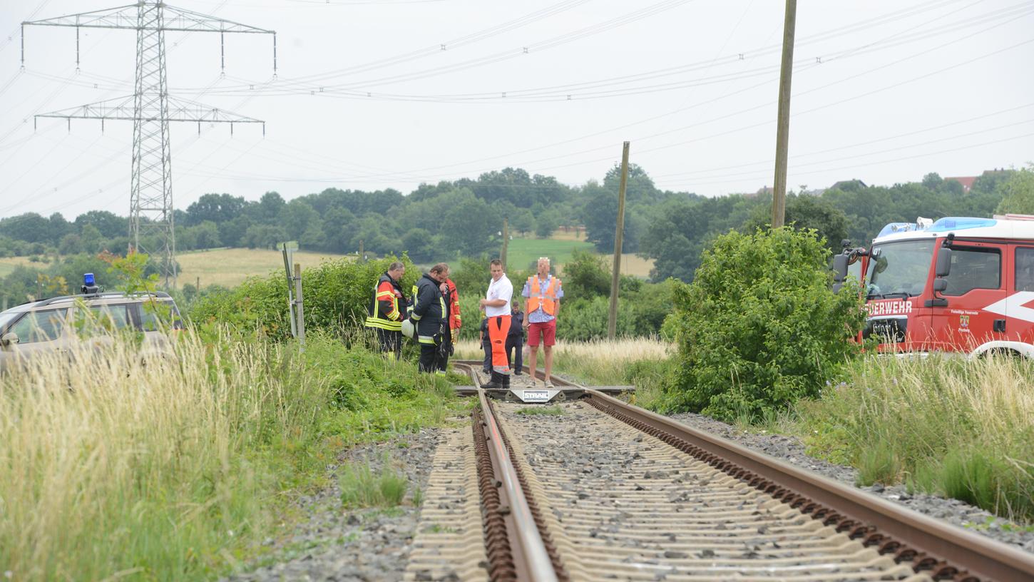 Ersthelfer und ein hinzugerufener Notarzt konnten den Fahrradfahrer aus dem Landkreis Forchheim nicht mehr retten. Der Mann verstarb noch an der Unfallstelle Ersthelfer und ein hinzugerufener Notarzt konnten den Fahrradfahrer aus dem Landkreis Forchheim nicht mehr retten. Der Mann verstarb noch an der Unfallstelle