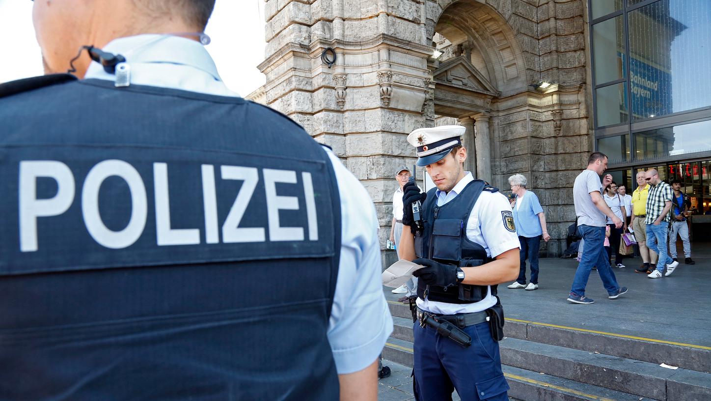 In der Königstorpassage ist es ungemütlich geworden, heute trifft sich die Szene vor dem Mittelportal des Hauptbahnhofs - dort ist jetzt immer häufiger die Polizei für Kontrollen.