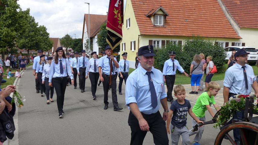 Auch die Nachbarn aus Kröttenbach nahmen als starke Truppe am Umzug in Cronheim teil.