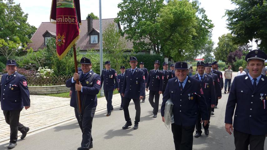 Vollzählig zum 125. Geburtstag angetreten waren die Dennenloher Feuerwehrler.