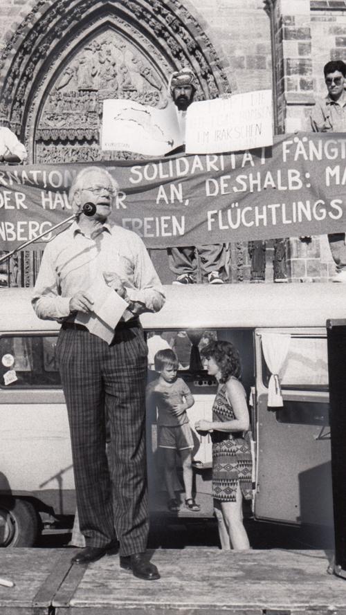Hermann Glaser 1987 als Redner auf der Bühne am Lorenzer Platz.