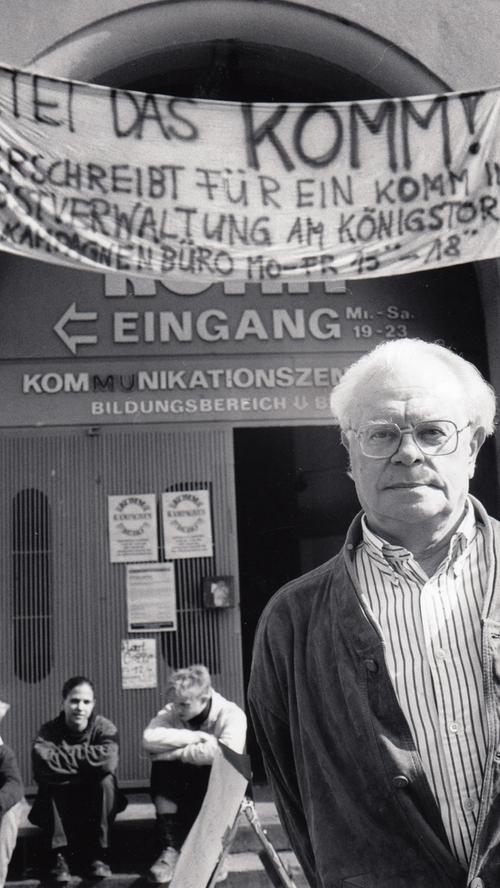 Hermann Glaser 1996 vor dem Eingang des KOMM im Künstlerhaus.