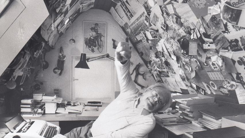 Hermann Glaser 1991 in seinem häuslichen Arbeitszimmer.