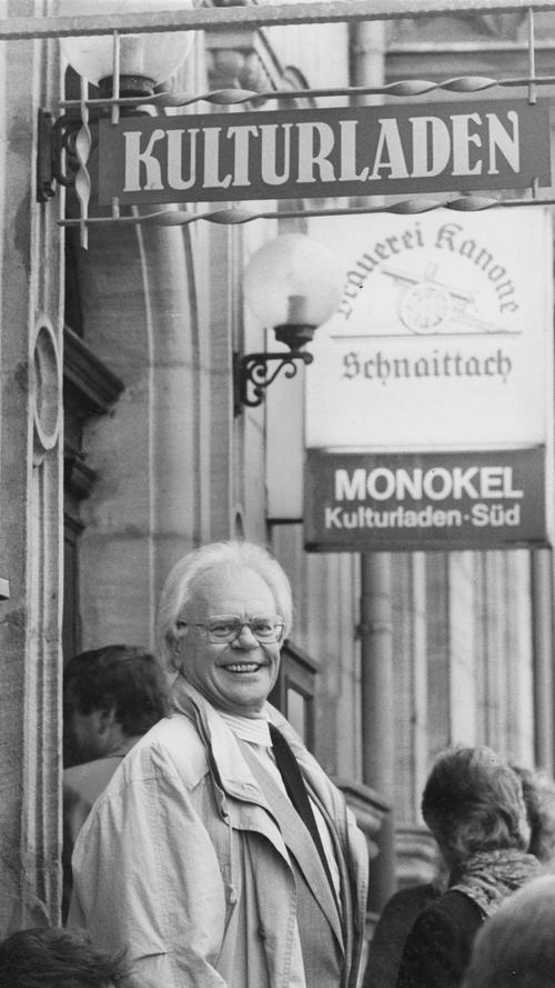 Hermann Glaser 1990 vor dem ersten Kulturladen in der Rothenburger Straße.