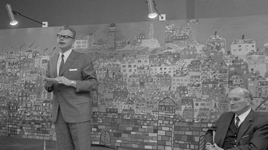 Hermann Glaser 1966 bei einem Vortrag in der Fränkischen Galerie.