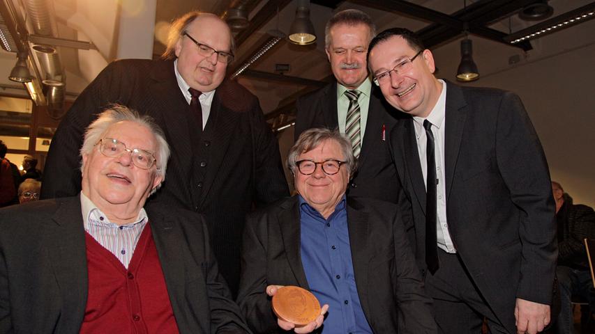Verleihung Karl-Bröger-Medaille im Jahr 2016 an Fitzgerald Kusz. Zu sehen sind von links Hermann Glaser, Robert Kästner, Fitzgerald Kusz, Hartmut Igel und Michael Ziegler.