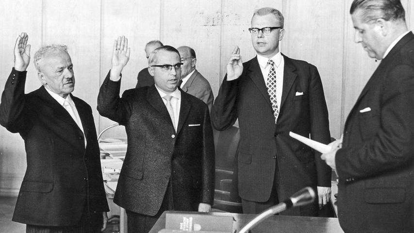 Richard Pauer, Karl Widmayer und Hermann Glaser (von links) 1964 bei der Vereidigung im Stadtrat durch Oberbürgermeister Andreas Urschlechter.