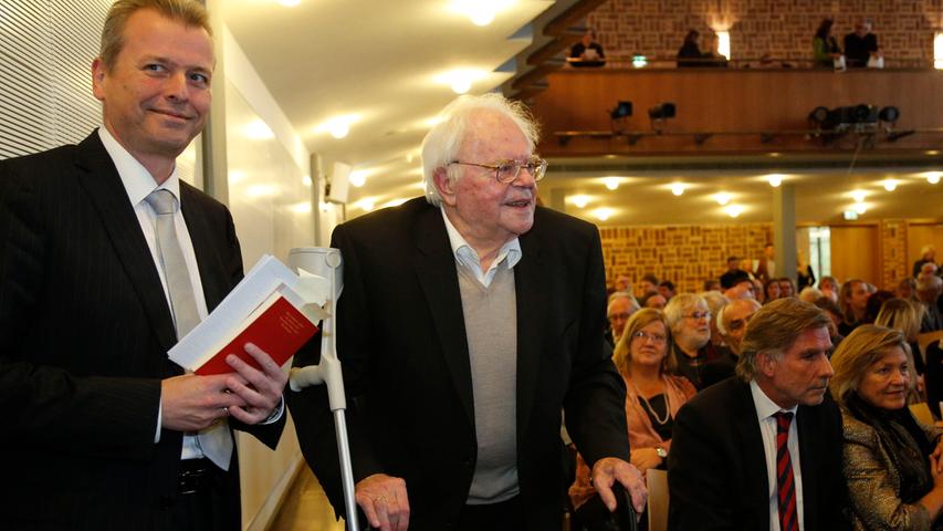 Hermann Glaser mit OB Ulrich Maly bei der Feier zu seinem 85. Geburtstag im Heilig-Geist-Saal.