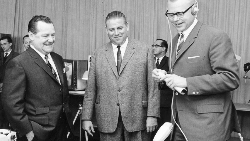 Drei Prominente an der Kommandobrücke des Sprachlabors bei Grundig. Konsul Max Grundig, Oberbürgermeister Andreas Urschlechter und Schulreferent Hermann Glaser, 1965.