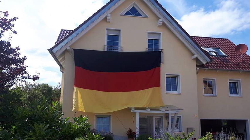 Andy Schmitt schmückt sein Haus in Weilersbach mit einer großen Deutschlandflagge. Seine Schwiegermutter hatte sie extra für die WM 2010 genäht.