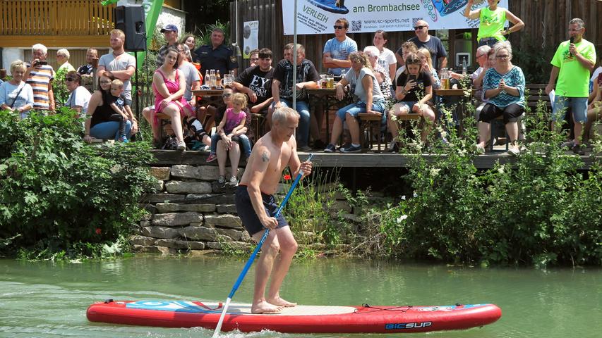 Nass und lustig ging es beim Dorffest in Möhren zu: Beim Stehpaddel-Wettbewerb hieß es, 200 Meter die Balance zu halten, um beim "Möhrenbach-Cup" nicht ins knapp 14 Grad kalte Wasser zu fallen. Wer trotzdem kippte, hatte die Lacher auf seiner Seite.