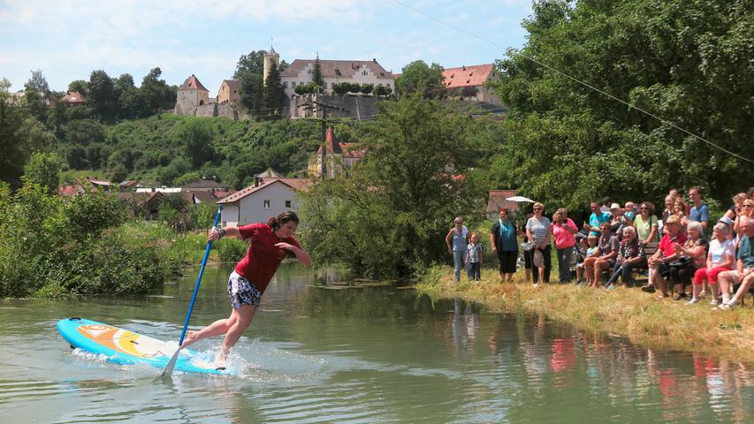 Nass und lustig ging es beim Dorffest in Möhren zu: Beim Stehpaddel-Wettbewerb hieß es, 200 Meter die Balance zu halten, um beim "Möhrenbach-Cup" nicht ins knapp 14 Grad kalte Wasser zu fallen. Wer trotzdem kippte, hatte die Lacher auf seiner Seite.