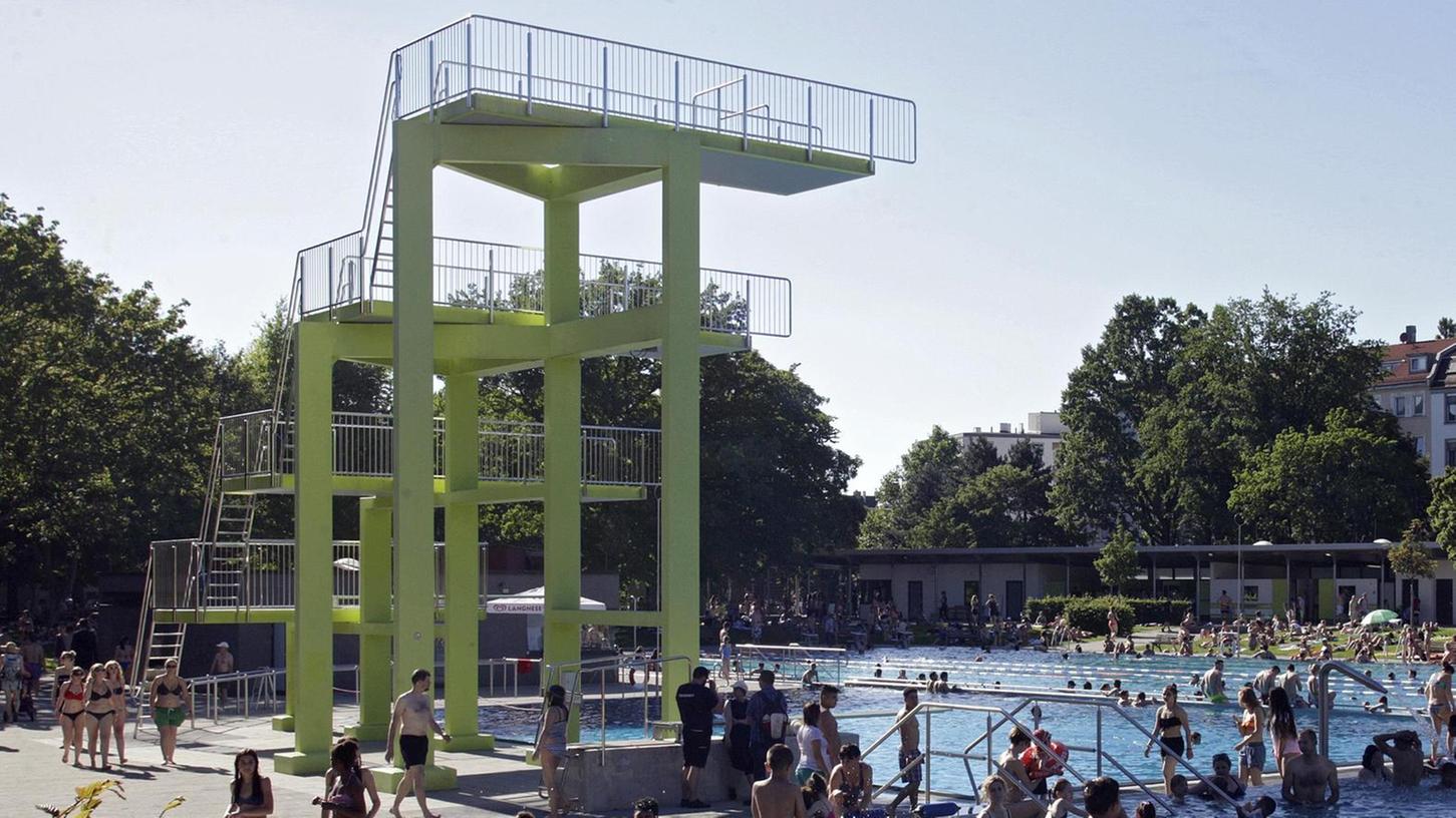 Vor vier Jahren prallte ein Turmspringer im Westbad auf ein schwimmendes Kind und verletzte es – das Bad muss dafür nicht haften.