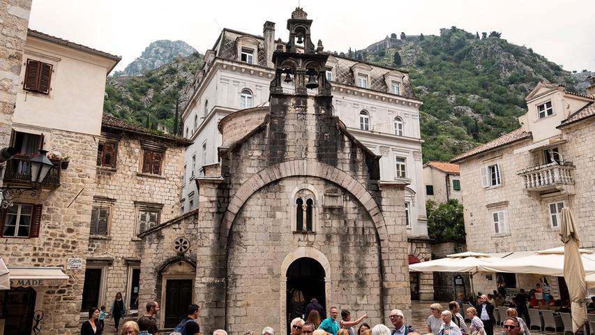 Kotor ist einer der wichtigsten Touristenmagneten des Landes. Zahlreiche Reisegruppen werden durch die Altstadt geschleust, in der viele Bauten an die jahrhundertelangen Verbindungen zu Italien und speziell Venedig erinnern.