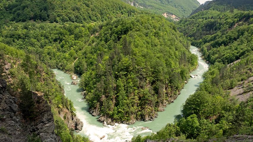 Unter anderem der Gebirgsfluss Moraca, der zahlreiche Schluchten durchquert, prägt die wunderschöne Landschaft Montenegros.