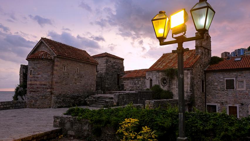 Der Ort Budva ist inzwischen vor allem vom Tourismus und zahlreichen Hotels geprägt, ein kleines Juwel ist aber die von einer mittelalterlichen Stadtmauer umgeben und unter Denkmalschutz stehende Altstadt.