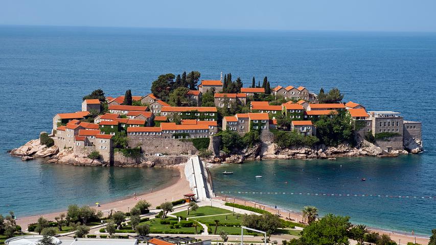 Eines der bekanntesten Postkarten-Motive an Montenegros Küste: Die Hotelinsel Sveti Stefan, wo schon zahlreiche Hollywood-Stars und internationale Sportgrößen logierten.