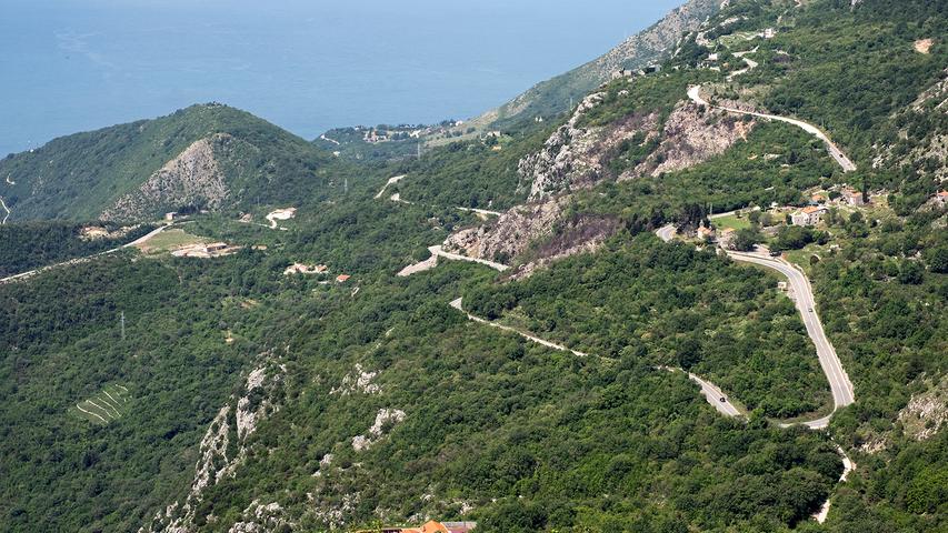 Montenegro heißt übersetzt Schwarze Berge, und tatsächlich geht es in dem kleinen Land auf zahlreichen Passstraßen stets bergauf oder bergab.