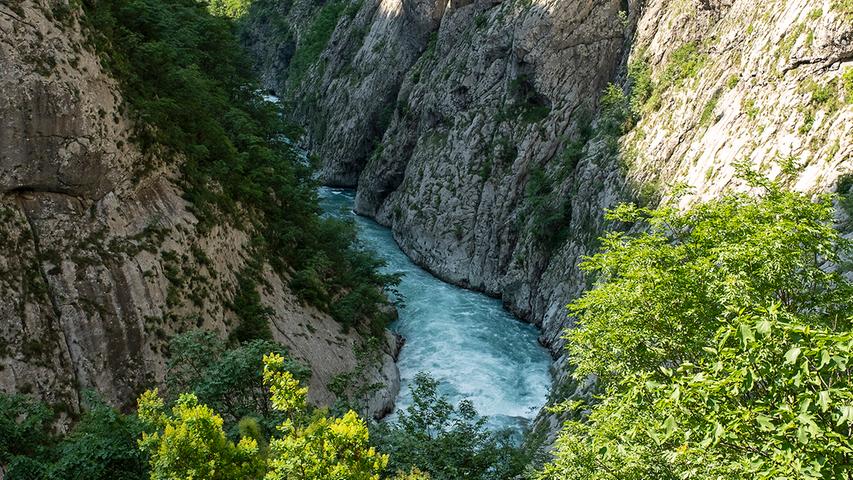 Auf dem Weg durchs Landesinnere bieten sich dem Beobachter immer wieder spektakuläre Aus- beziehungsweise Einblicke. Flüsse wie die Tara oder die Moraca haben sich tief in die Landschaft gegraben.