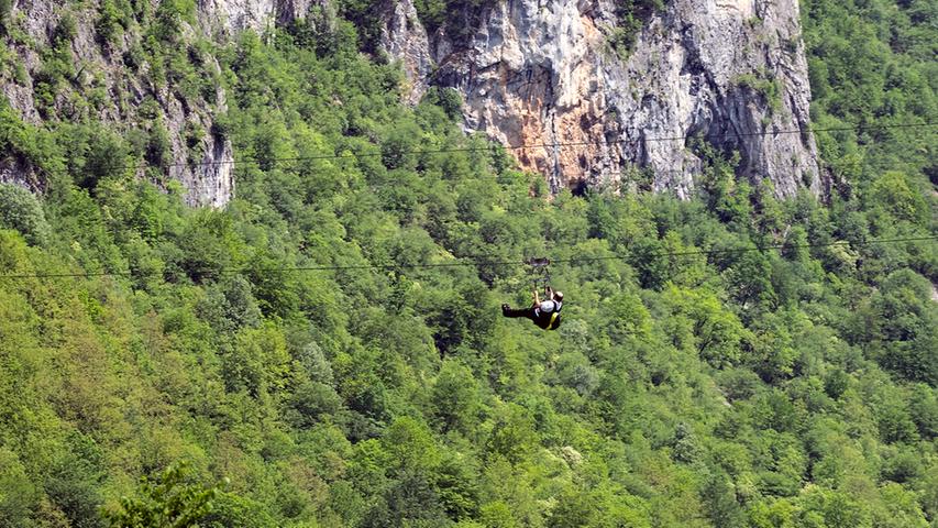 Nur Fliegen ist schöner: In der Tara-Schlucht können Touristen mittels Zipline mit bis zu 50 km/h über den Canyon sausen.
