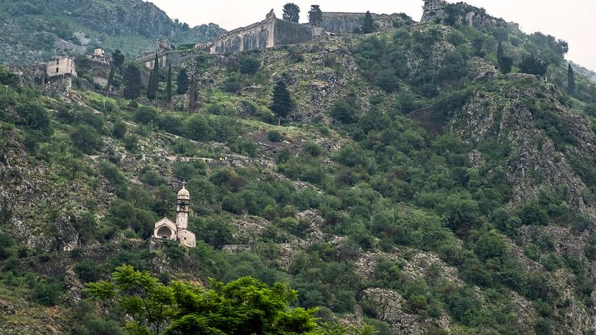 Wer die 4,5 Kilometer lange historische Stadtmauer hoch über Kotor ablaufen will, sollte gut zu Fuß sein. Über 1000 Stufen sind auf dem Weg nach oben zu bewältigen.