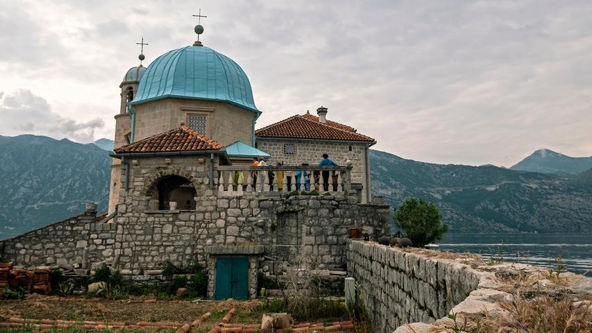 Darf bei einem Ausflug in die Bucht von Kotor ebenfalls nicht fehlen: Ein Besuch der Kircheninsel Gospa od Skrpjela (Maria von Felsen).