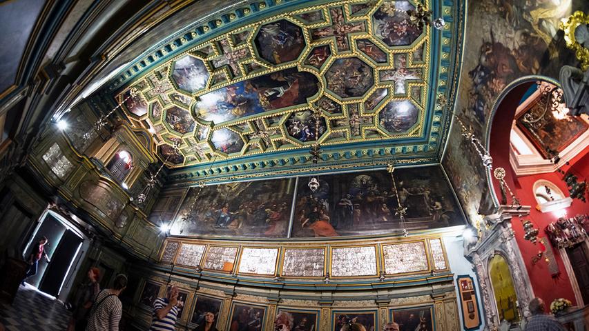 Das barocke Innenleben der Kirche ist unter anderem von den Decken- und Wandgemälden des Malers Tripo Kokolja, dem Michaelangelo von Montenegro, geprägt.