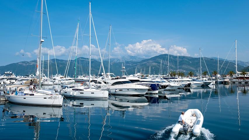 Für Segler und Yachtbesitzer ist der kleine Ort der Anlaufpunkt schlechthin an dem nur knapp 70 Kilometer langen Küstenstreifen des Landes. Der Hafen von Porto Montenegro bietet zurzeit etwa 400 Schiffen Platz, mittelfristig soll die Marina auf über 800 Liegeplätze ausgebaut werden.