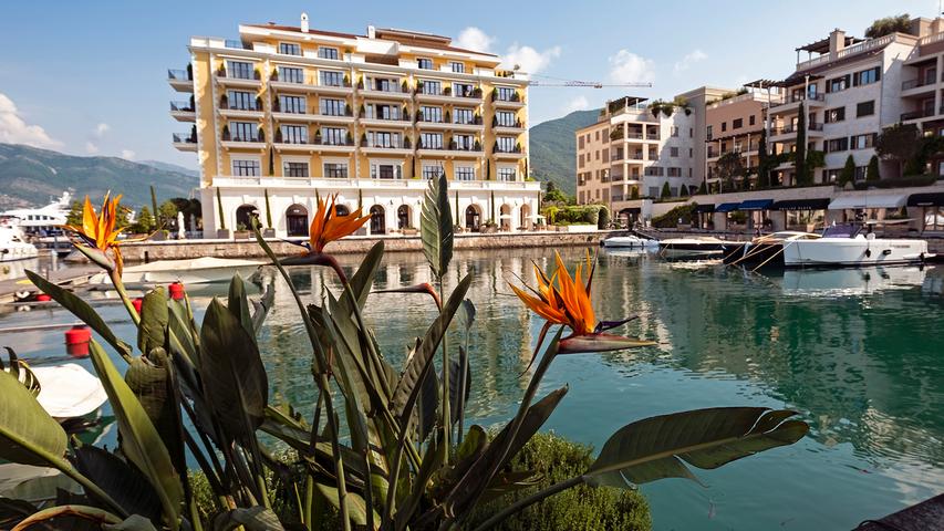 Direkt am Hafen von Porto Montenegro steht auch ein Fünf-Sterne-Hotel, das ebenfalls in den kommenden Jahren erweitert werden soll.