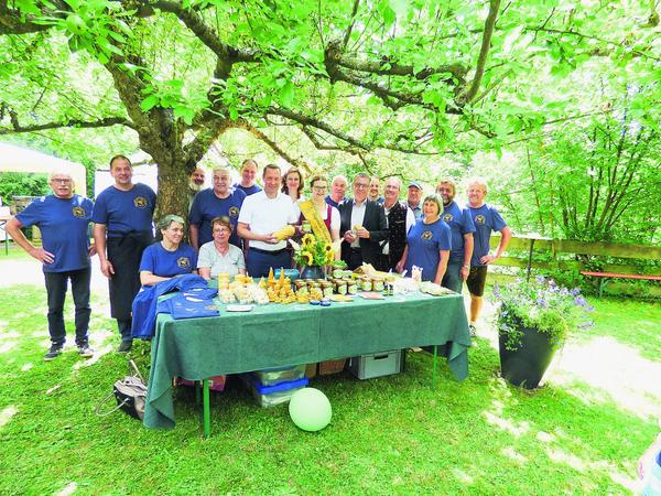 Gemeinsam für den Schutz der Bienen: Die Mitglieder des Bienenzuchtvereins mit Landrat Armin Kroder, Bürgermeister Erich Odörfer, der Kreisbäuerin Marion Fischer und der Honigprinzessin Doris Grünbauer. Gemeinsam für den Schutz der Bienen: Die Mitglieder des Bienenzuchtvereins mit Landrat Armin Kroder, Bürgermeister Erich Odörfer, der Kreisbäuerin Marion Fischer und der Honigprinzessin Doris Grünbauer.
