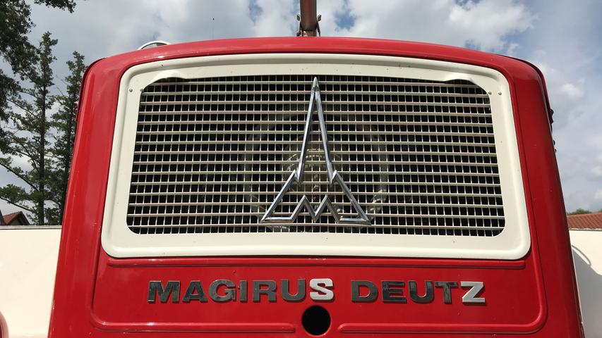 Zwei Buchstaben des Markennamens Magirus-Deutz sind im Laufe der Zeit verloren gegangen, Ersatz fertigten die Wehrleute selbst an. Hinter dem weißen Kühlergrill arbeitet ein luftgekühlter Dieselmotor.