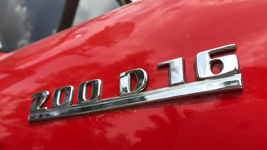 Die Typbezeichnung 200D16 gibt Auskunft über die Leistung des Motors von 200 PS und das zulässige Gesamtgewicht von 16 Tonnen.