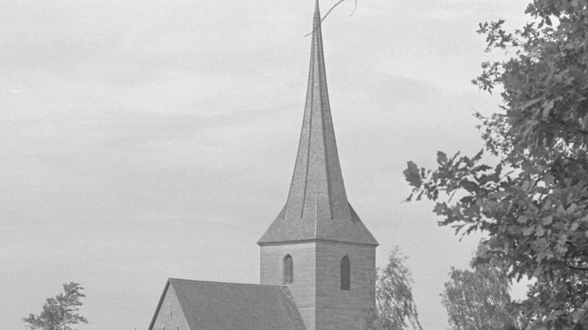 Inmitten von Wiesen und Feldern erhebt sich das Wahrzeichen von Kleinschwarzenlohe, das spätgotische Kirchlein mit seinem spitzen Turm. Hier geht es zum Kalenderblatt vom 22. Juni 1968: Die Stadt verschenkte eine Kirche




